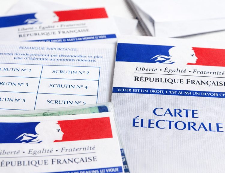 Cartes électorales françaises sur une table.