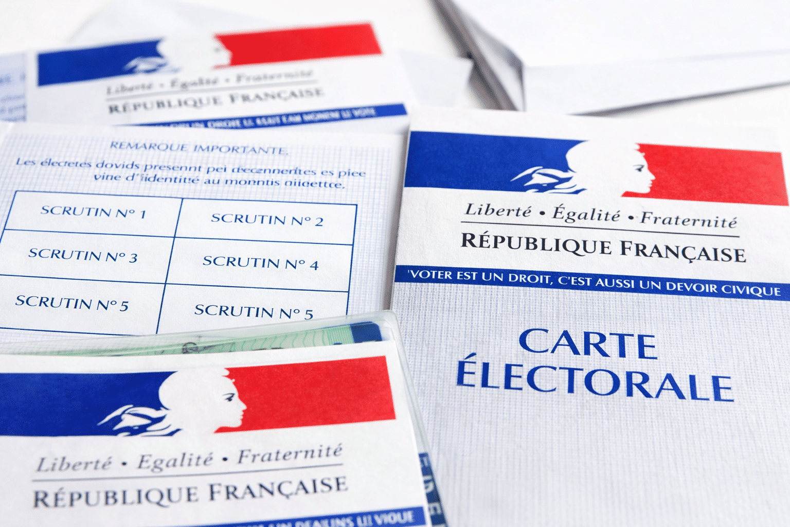 Cartes électorales françaises sur une table.