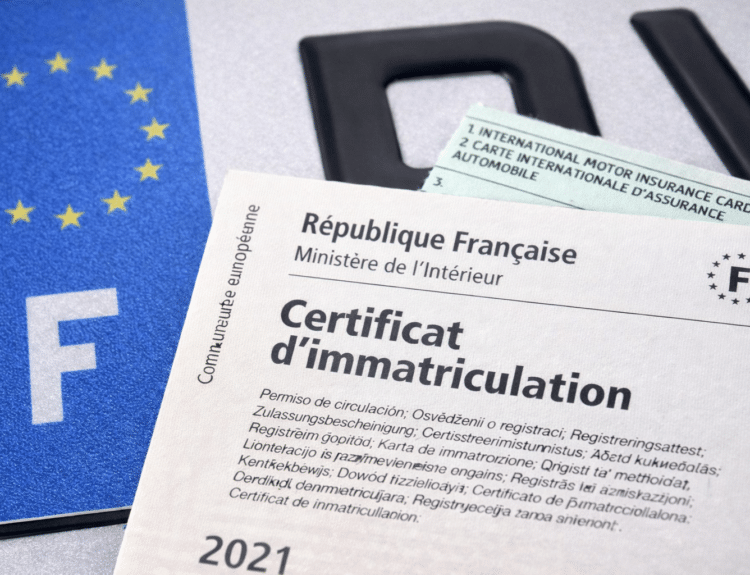 Certificat d’immatriculation français posé sur une plaque d’immatriculation européenne.