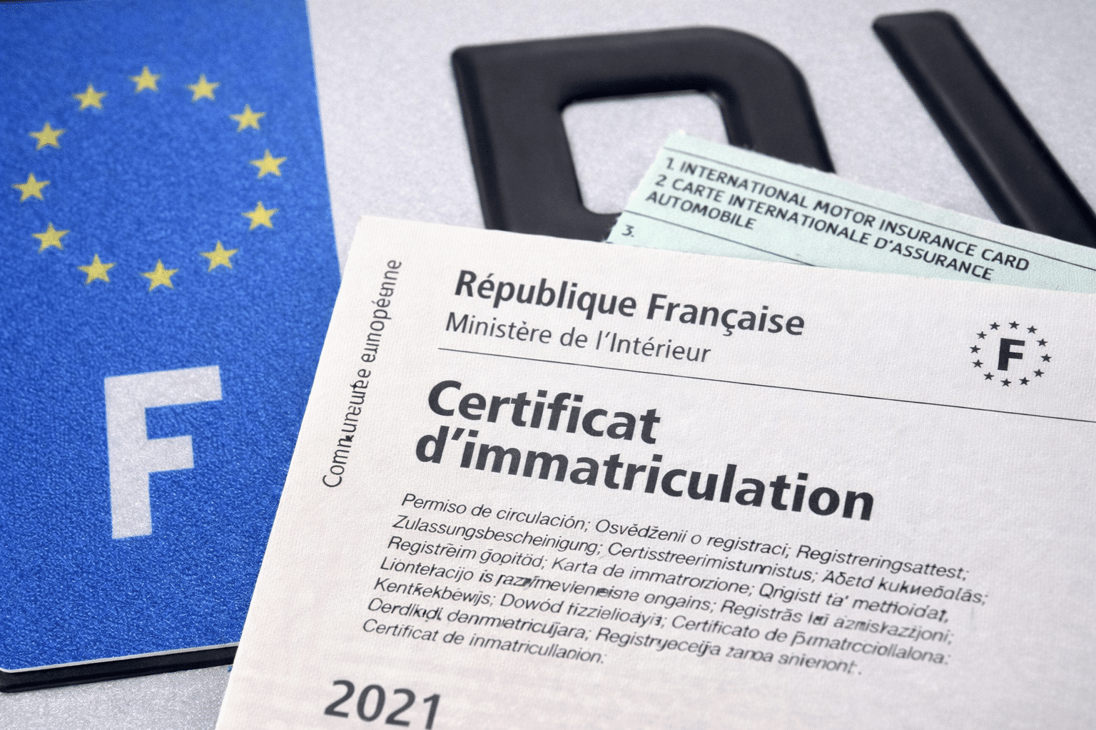 Certificat d’immatriculation français posé sur une plaque d’immatriculation européenne.