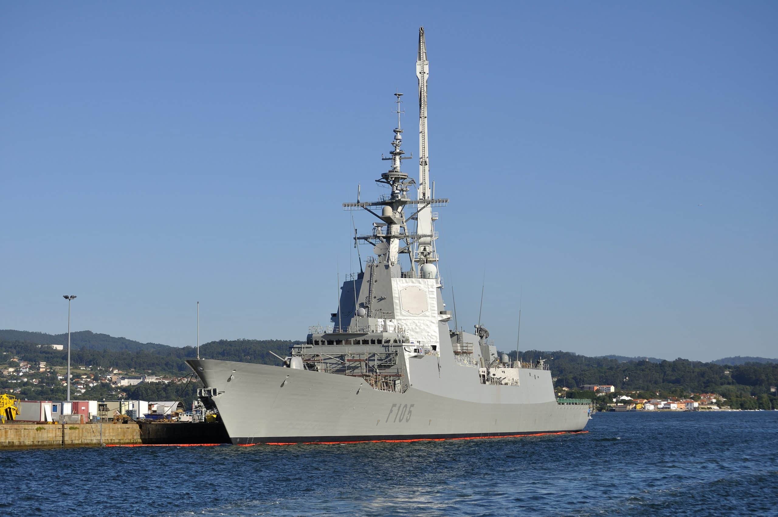 Frégate de guerre espagnole Cristóbal Colón F-105 en mer