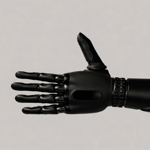 Main robotique noire avec doigts articulés métalliques sur fond clair, symbolisant la robotique avancée.