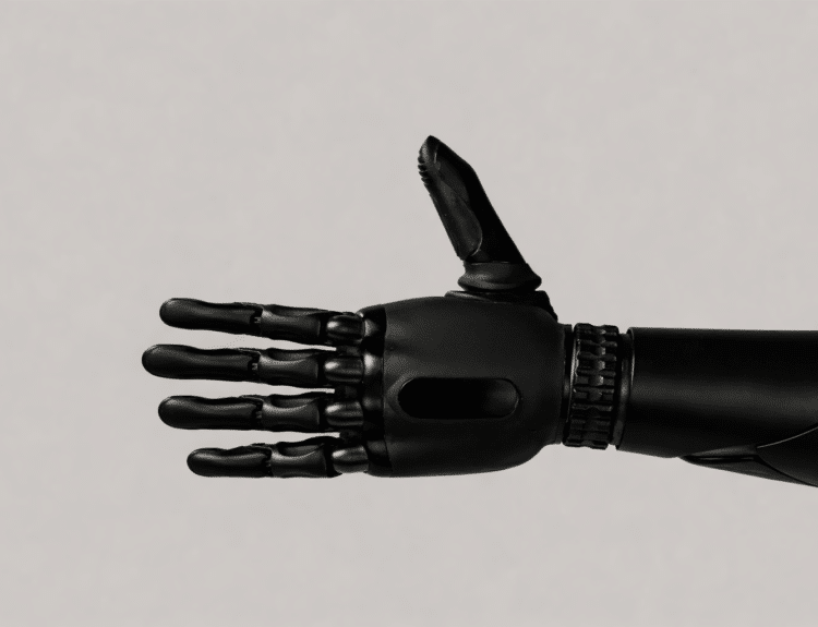 Main robotique noire avec doigts articulés métalliques sur fond clair, symbolisant la robotique avancée.