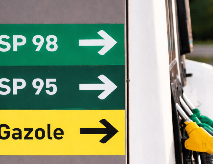 Pompe à essence avec panneau indiquant SP98, SP95 et gazole dans une station-service.