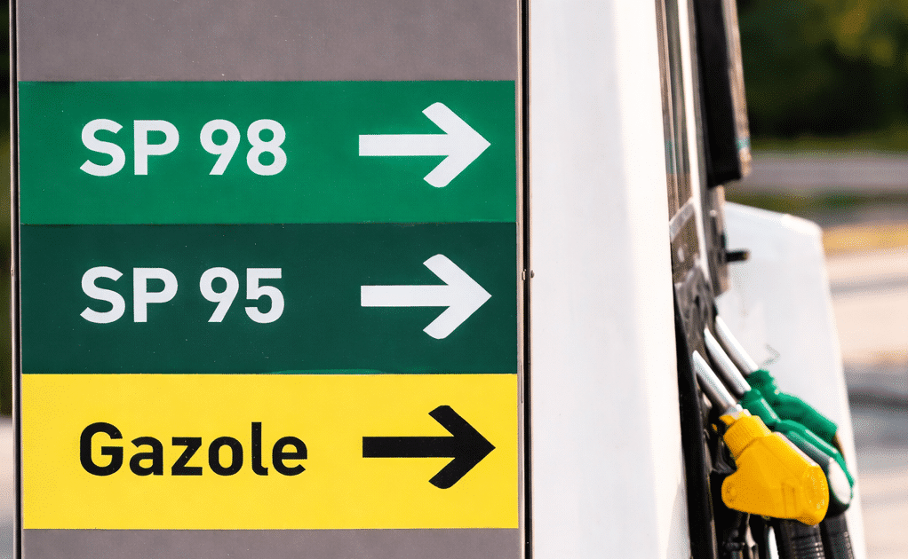 Pompe à essence avec panneau indiquant SP98, SP95 et gazole dans une station-service.