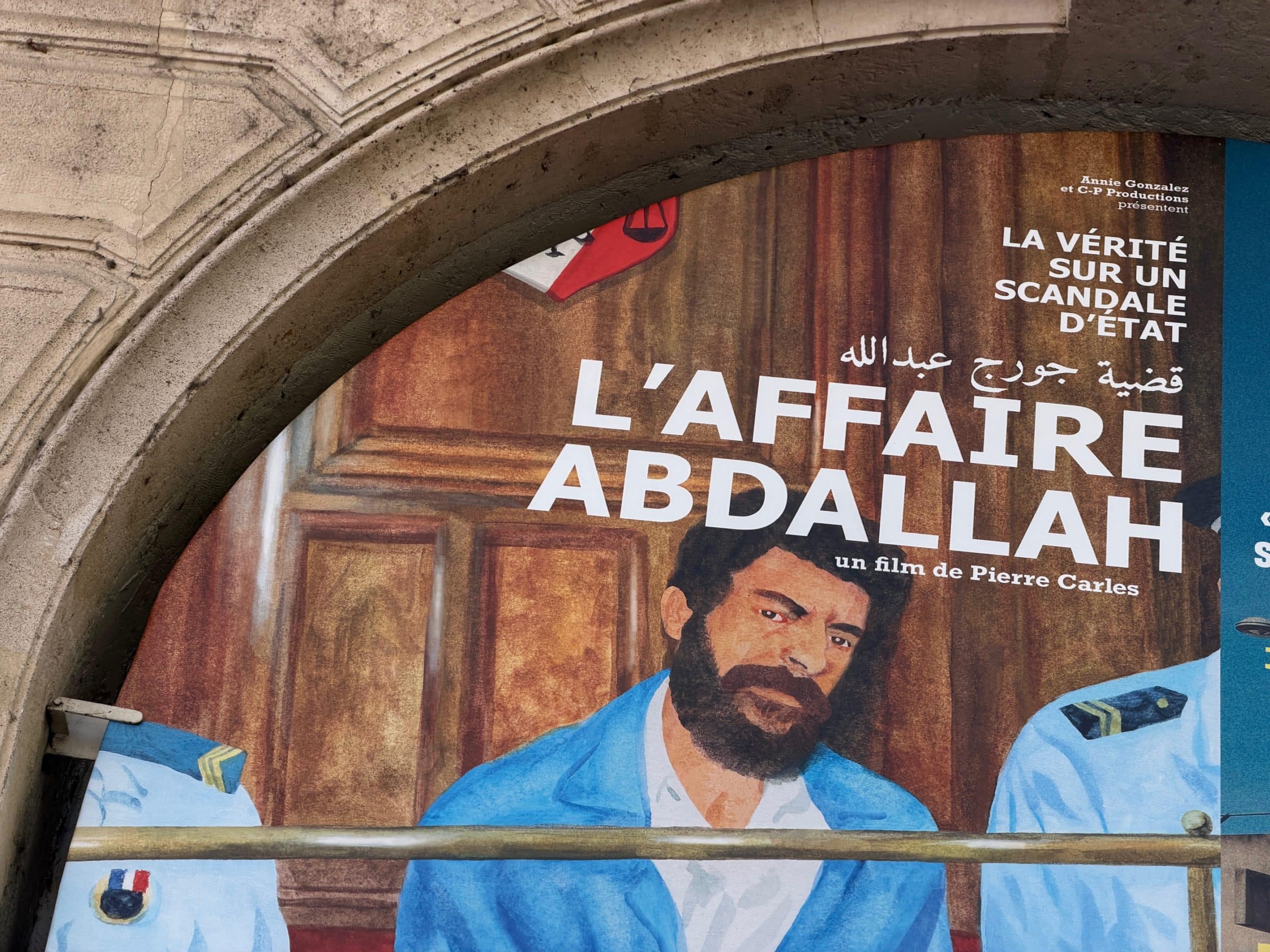 Affiche du documentaire l'Affaire Abdellah de Pierre Carles dans un cinéma indépendant parisien. En salles depuis le 8 avril 2026.