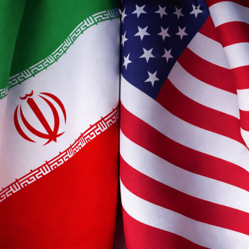 Drapeaux de l’Iran et des États-Unis côte à côte avec effet de tissu ondulé