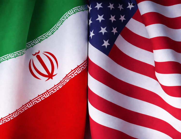 Drapeaux de l’Iran et des États-Unis côte à côte avec effet de tissu ondulé