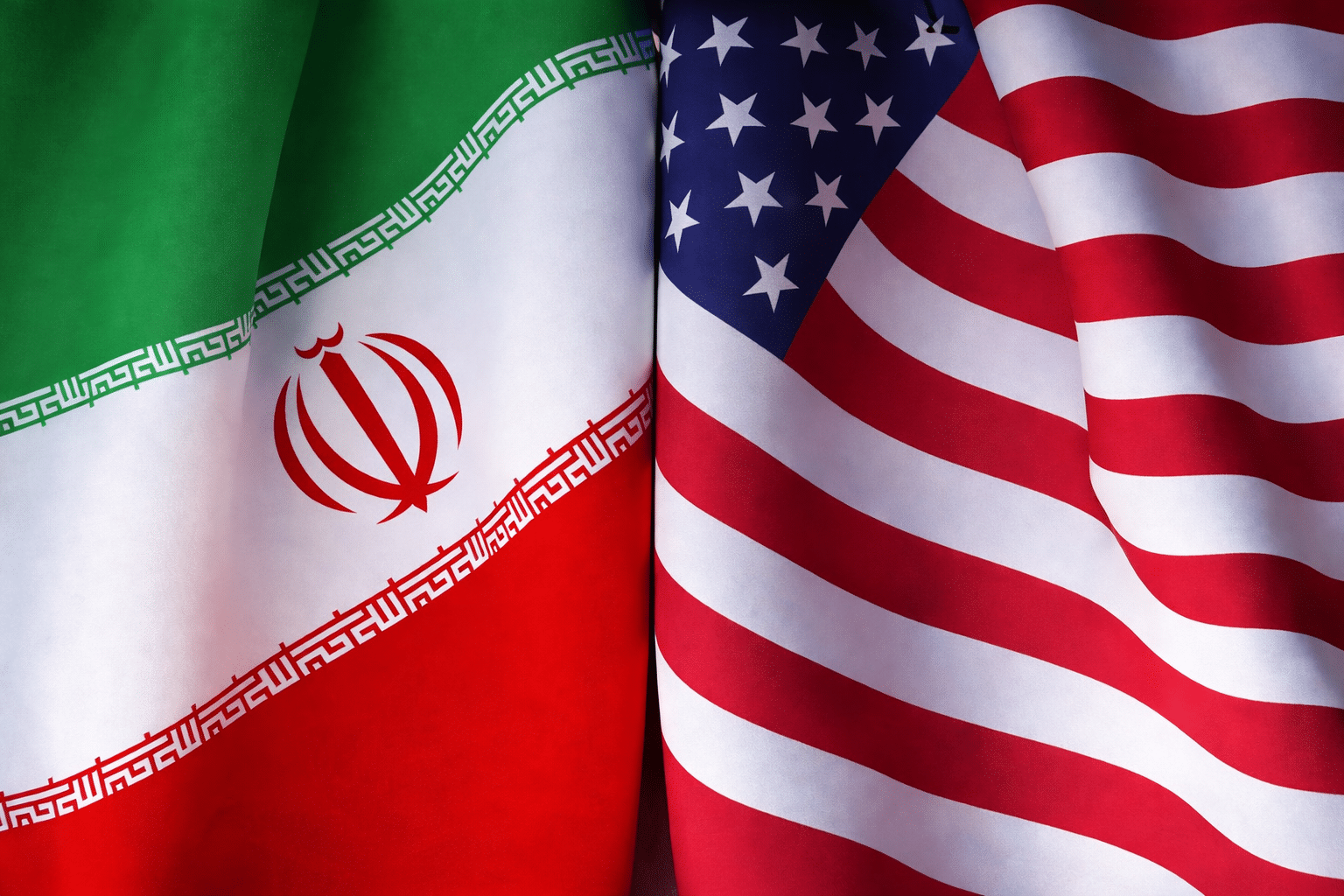 Drapeaux de l’Iran et des États-Unis côte à côte avec effet de tissu ondulé