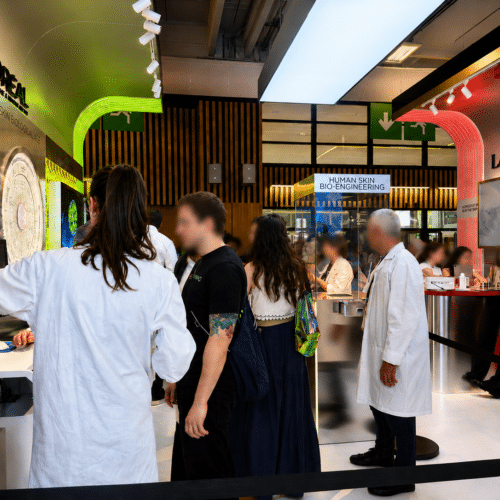 Visiteurs découvrant les innovations Beauty Tech sur le stand L’Oréal lors du salon VivaTech 2026, avec des démonstrations interactives de diagnostic et d’analyse de la peau.