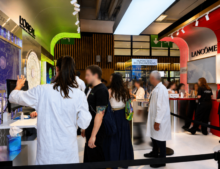 Visiteurs découvrant les innovations Beauty Tech sur le stand L’Oréal lors du salon VivaTech 2026, avec des démonstrations interactives de diagnostic et d’analyse de la peau.