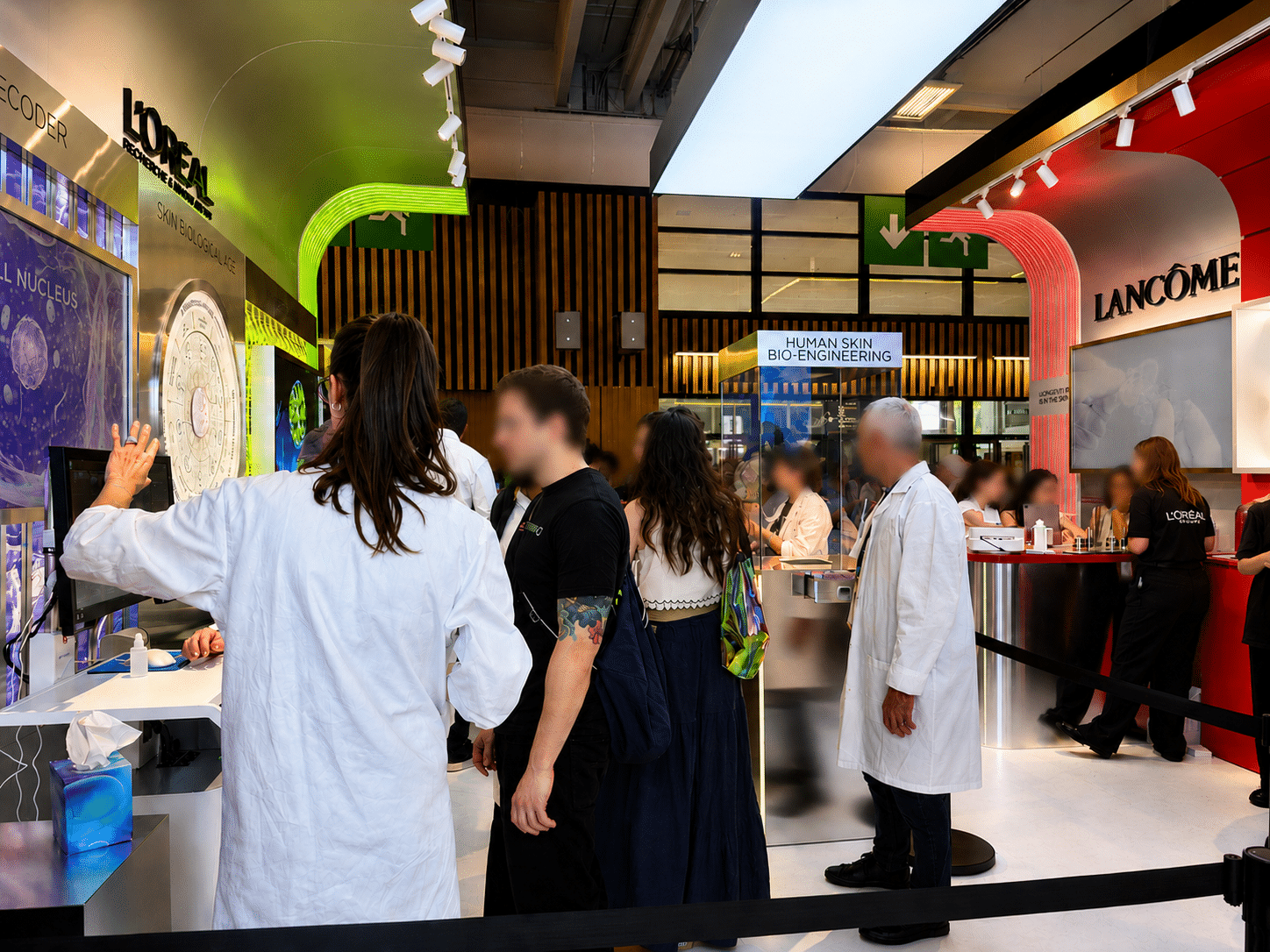 Visiteurs découvrant les innovations Beauty Tech sur le stand L’Oréal lors du salon VivaTech 2026, avec des démonstrations interactives de diagnostic et d’analyse de la peau.