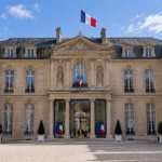 Crise des carburants : à l’Élysée, Emmanuel Macron parle d’Ormuz quand le pays parle de la pompe