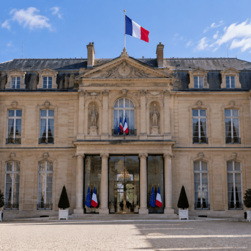 Vue de la cour et de la façade du palais de l’Élysée à Paris, siège de la présidence de la République française.