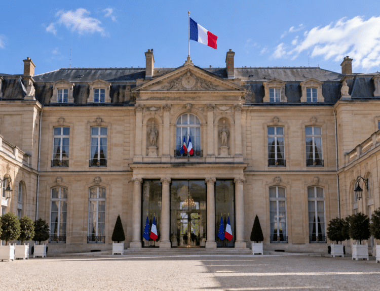 Vue de la cour et de la façade du palais de l’Élysée à Paris, siège de la présidence de la République française.